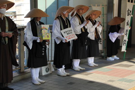 叡山学院生が托鉢浄財を寄託