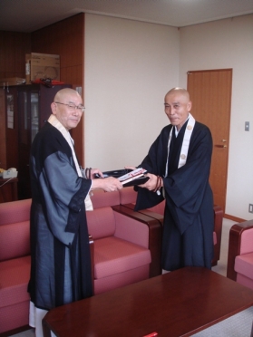 三千院チャリティー墨蹟展の収益金を地球救援に寄託