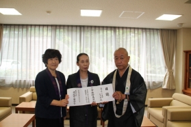 寺庭婦人連合会が義援金を寄託