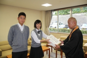 比叡山高校が義援金を寄託