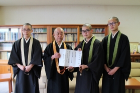 叡山学院生が托鉢浄財を寄託